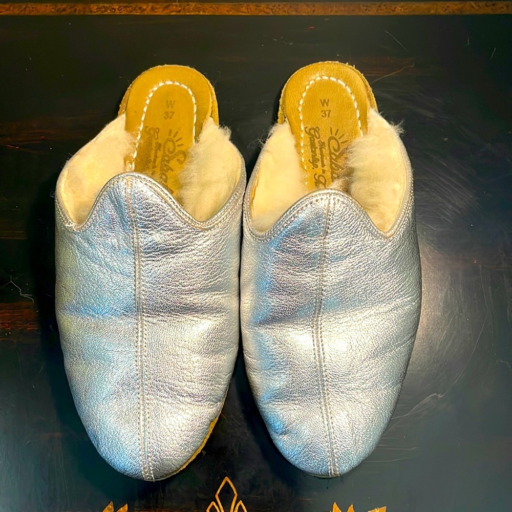 Sabah Turkish Slip On size 37 Silver with Furr inside Beautiful Shoe Size 5/5.5